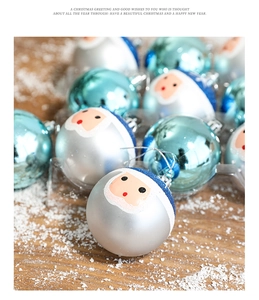 Gros plan d'ornements de Noël peints en bleu et argent sur un fond de bois enneigé