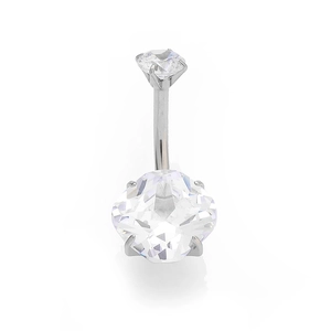 Macro d'un piercing nombril en acier 316L argenté avec zircone cubique de coupe carrée