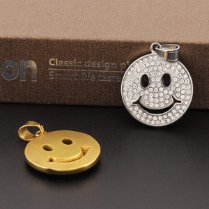Pendenti a faccina con strass scintillanti in finitura oro e argento lucido