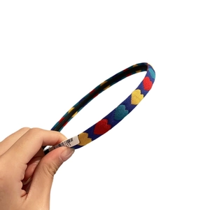 Serre-tête bleu marine avec broderies de cœurs colorés et intérieur antidérapant pour femme