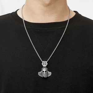 Collier pour homme avec pendentif casque viking et masque argenté sur chaîne box