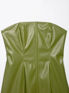 Détail du haut bustier en cuir PU vert olive avec coutures verticales amincissantes
