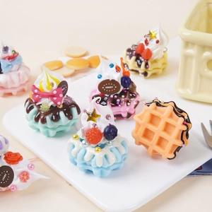 Mini dijes de pastel de gofres con inserciones de chocolate y detalles brillantes