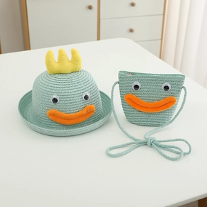 Détails de la texture du chapeau de paille vert et du sac assorti à visage de cartoon
