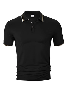 Détail du col rayé et de l'étiquette M sur le polo noir à manches courtes en polyester