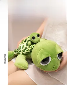 Dettaglio di peluche a forma di tartaruga genitore-figlio con tessuto morbido e occhi grandi