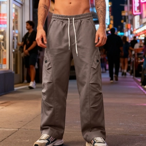Dettaglio dei pantaloni cargo grigio scuro con design multitasche e coulisse elastica
