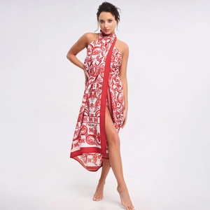 Détail d'une robe sarong à imprimé baroque rouge avec texture en soie et beau drapé