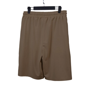Détail du short de sport marron foncé avec taille élastique et tissu à séchage rapide