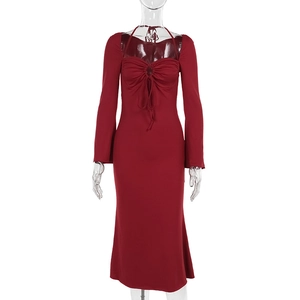Vue de face d'une robe moulante rouge à col licou et manches longues sur fond blanc
