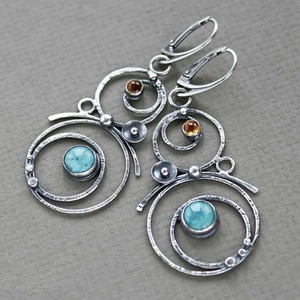 Boucles d'oreilles vintage en argent ajouré avec incrustations de pierres naturelles bleues