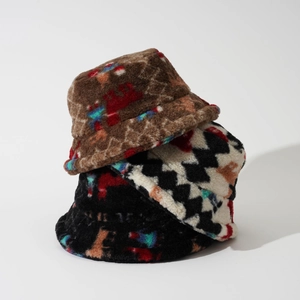 Empilement de bobs en laine d'agneau pelucheuse en marron, noir et motifs géométriques