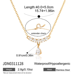 Detail van 18K roestvrijstalen ketting met waterdruppel zirkoon en afmetingen op wit