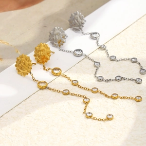 Détails de boucles d'oreilles soleil plaquées or 18 carats avec pompons et zircons