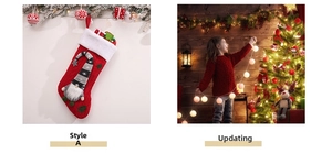 Dettaglio calza di Natale rossa in maglia con gnomo e decorazioni a bulbo illuminate