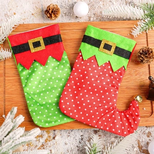 Lot de chaussettes de Noël avec ceinture de Père Noël sur plateau en bois décoré