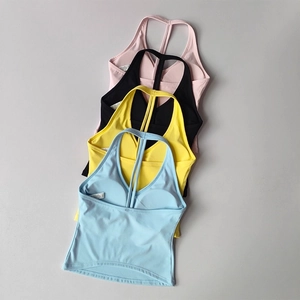 Vue détaillée de brassières de sport en quatre couleurs, tricot élastique et fines bretelles