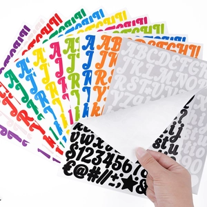 Détail d'autocollants alphabet en vinyle coloré auto-adhésifs aux couleurs de l'arc-en-ciel