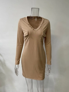 Détail de la robe en maille côtelée kaki avec col en V et boutons dorés décoratifs