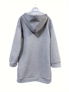 Elegante vestido gris con capucha para mujer con patrón geométrico y puños acanalados