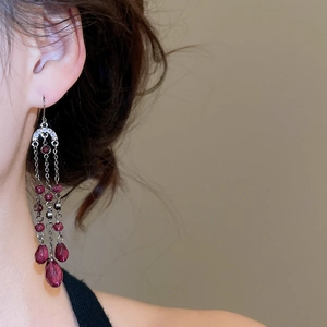 Vue détaillée de boucles d'oreilles à pompons en cristal rétro avec perles rouges