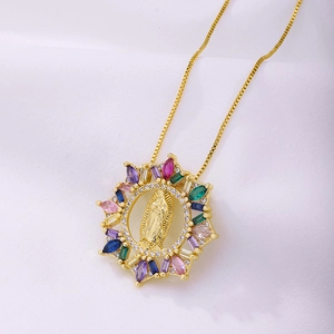 Détail du collier pendentif Vierge Marie doré orné de zircons multicolores brillants