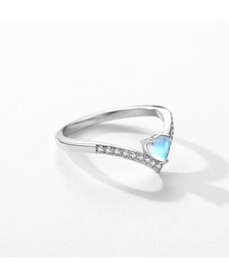 Macro detail of V-shaped S925 silver ring featuring heart-cut moonstone and zircon accents