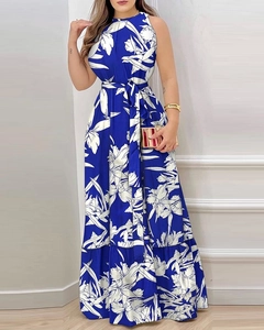 Détail d'une robe longue bleue à fleurs avec licou, ceinture à la taille et volants
