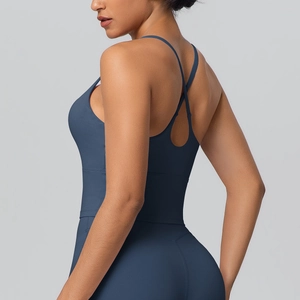 Gros plan du haut de yoga bleu foncé avec bretelles croisées et texture élastique
