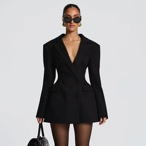 Dettaglio della vita aderente e del doppio petto su un abito blazer nero elegante
