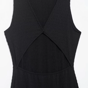 Robe noire sans manches dos nu avec tissu plissé texturé et design élégant en V profond