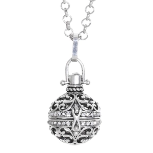 Dettaglio di un ciondolo traforato argento con cristalli su una collana lunga