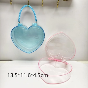 Transparante hartvormige plastic opbergdoos met kralenhandvat in de kleuren roze en blauw