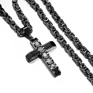 Makroaufnahme von schwarzem Kreuzanhänger mit detaillierter Byzantiner Kette auf Silber