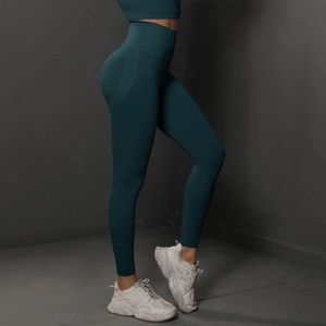 Détail macro du legging de yoga sans couture taille haute en maille vert foncé