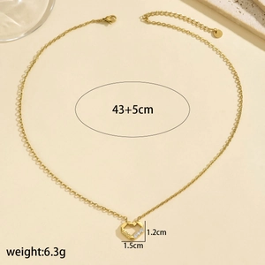 Dettaglio della collana a cuore dorato con incisione LOVE e specifiche dell'intarsio
