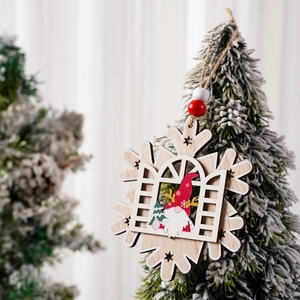 Detailansicht eines hölzernen Schneeflocken-Weihnachtsschmucks mit niedlichem Gnom-Design