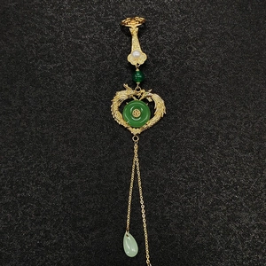 Broche dragon dorée de style chinois avec perles vertes et pampille de perles