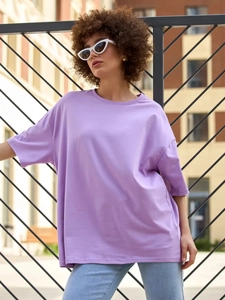 Λεπτομερής προβολή μωβ oversized βαμβακερού T-shirt με χαλαρό ώμο πάνω στο μοντέλο