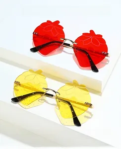 Detailaufnahme der randlosen Sonnenbrille in Erdbeerform in den Farben Rot und Gelb