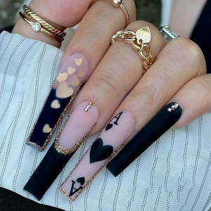Faux Ongles à Presser Long Cercueil Noir Mat Motif Poker Pique Cœur Bordure Or Française Paillettes Strass Manucure Femmes