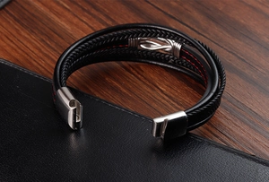 Nahaufnahme eines mehrlagigen Lederarmbands mit magnetischem Edelstahlverschluss