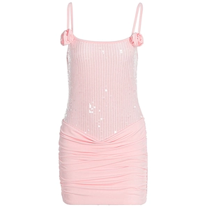 Detailansicht des rosa Paillettenkleids mit 3D-Rose und gerafftem Rockabschnitt