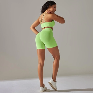 Rückansicht neon-grüner Sport-BH mit Kreuzgurten und hoch taillierten Yoga-Shorts