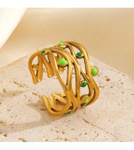 Dettaglio dell'anello in acciaio inossidabile placcato oro 18K con smalto verde