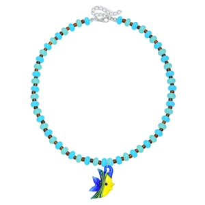Collana di perle blu e marroni regolabile con ciondolo a pesce in vetro su sfondo bianco
