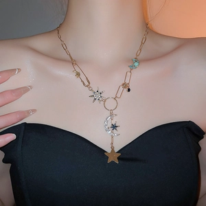 Détail du collier étoile et lune avec cristaux sur mannequin en robe noire