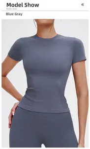Dettaglio della maglietta da yoga grigio-blu che mostra la trama senza cuciture e il fit