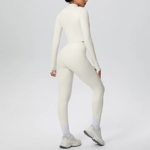 Dettaglio del set da yoga bianco sporco con leggings a vita alta e maglia a maniche lunghe