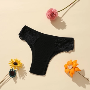 Culotte en coton côtelé noir pour femme avec dentelle délicate posée sur fond beige doux